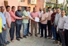 Court Order on TET Teachers अनिवार्यता के विरोध में शिक्षकों ने भारतीय मजदूर संघ के प्रांताध्यक्ष संजय सिंह को ज्ञापन सौंपा