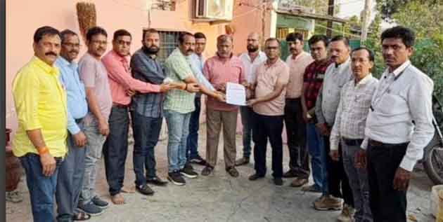 Court Order on TET Teachers अनिवार्यता के विरोध में शिक्षकों ने भारतीय मजदूर संघ के प्रांताध्यक्ष संजय सिंह को ज्ञापन सौंपा