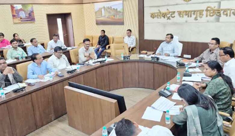 Chhindwara Collector Harendra Narayan reviewing crop registration and CM Helpline issues