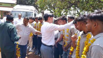 पेंच टाइगर रिज़र्व सिवनी के रोजगार शिविर से चयनित युवाओं को रवाना करते अधिकारी