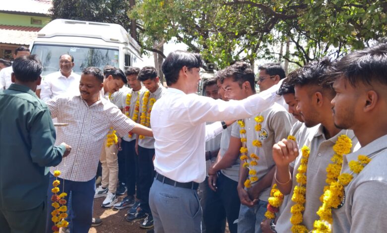 पेंच टाइगर रिज़र्व सिवनी के रोजगार शिविर से चयनित युवाओं को रवाना करते अधिकारी