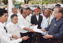 गेहूं समर्थन मूल्य 4000 रुपए छिंदवाड़ा में किसान कांग्रेस द्वारा गेहूं समर्थन मूल्य बढ़ाने की मांग को लेकर ज्ञापन सौंपते हुए