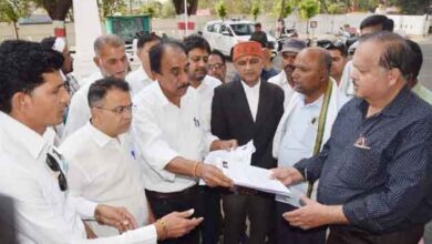 गेहूं समर्थन मूल्य 4000 रुपए छिंदवाड़ा में किसान कांग्रेस द्वारा गेहूं समर्थन मूल्य बढ़ाने की मांग को लेकर ज्ञापन सौंपते हुए