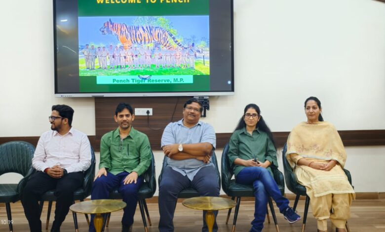 पेंच टाइगर रिज़र्व सिवनी में आयोजित स्टडी टूर के दौरान वन अधिकारियों को वन्यजीव प्रबंधन और रेस्क्यू प्रशिक्षण दिया गया