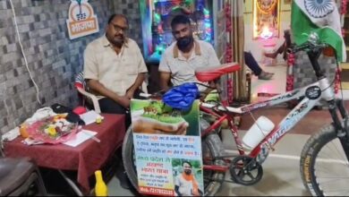 पर्यावरण संरक्षण के लिए साइकिल यात्रा के दौरान पर्यावरण संरक्षण का संदेश देते जितेन्द्र कुमार झा