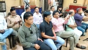 सिवनी में विधायक दिनेश राय मुनमुन पत्रकारों को संबोधित करते हुए