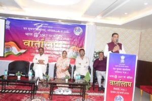 सिवनी मीडिया वार्तालाप कार्यक्रम में विधायक दिनेश राय संबोधित करते हुए