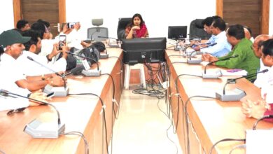 सिवनी कलेक्टर नेहा मीना मीडिया प्रतिनिधियों के साथ बैठक करती हुईं