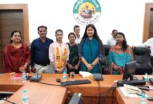 सिवनी मेधावी छात्र सम्मान - कलेक्टर नेहा मीना मेधावी छात्रों का सम्मान करते हुए