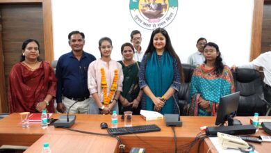 सिवनी मेधावी छात्र सम्मान - कलेक्टर नेहा मीना मेधावी छात्रों का सम्मान करते हुए