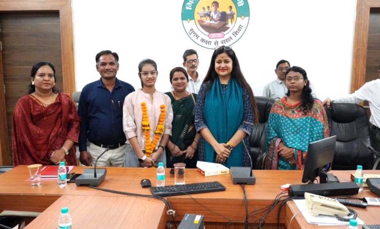 सिवनी मेधावी छात्र सम्मान - कलेक्टर नेहा मीना मेधावी छात्रों का सम्मान करते हुए