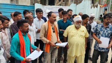 ऐरमा जलाशय सिवनी निर्माण अधूरा होने पर कुरई क्षेत्र के किसान कलेक्टर को ज्ञापन सौंपते हुए