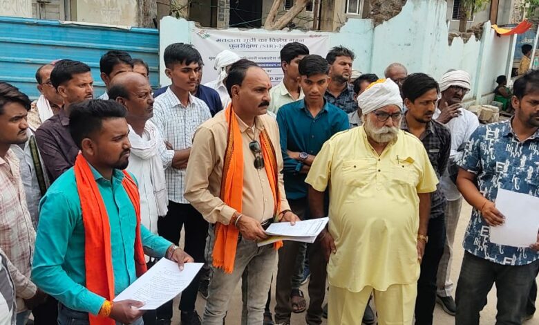 ऐरमा जलाशय सिवनी निर्माण अधूरा होने पर कुरई क्षेत्र के किसान कलेक्टर को ज्ञापन सौंपते हुए