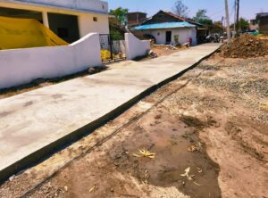 पुसेरा सड़क निर्माण घोटाला - घटिया सड़क निर्माण कार्य का निरीक्षण करते अधिकारी