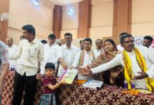 рдЫрдкрд╛рд░рд╛ рдХреЗ рд╕рд╛рдВрджреАрдкрдиреА рд╡рд┐рджреНрдпрд╛рд▓рдп рдореЗрдВ рдкреНрд░рд╡реЗрд╢реЛрддреНрд╕рд╡ рдХрд╛рд░реНрдпрдХреНрд░рдо рдореЗрдВ рдЫрд╛рддреНрд░реЛрдВ рдХреЛ рдЕрдВрдХрд╕реВрдЪрд┐рдпрд╛рдВ рд╡рд┐рддрд░рд┐рдд рдХрд░рддреЗ рд╡рд┐рдзрд╛рдпрдХ рд░рдЬрдиреАрд╢ рд╣рд░рд╡рдВрд╢ рд╕рд┐рдВрд╣