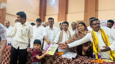 छपारा के सांदीपनी विद्यालय में प्रवेशोत्सव कार्यक्रम में छात्रों को अंकसूचियां वितरित करते विधायक रजनीश हरवंश सिंह
