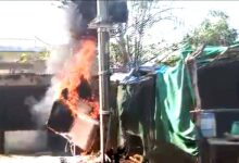 सिवनी के डोरली छतरपुर में ट्रांसफार्मर ब्लास्ट के बाद लगी आग में जलती टायर दुकान