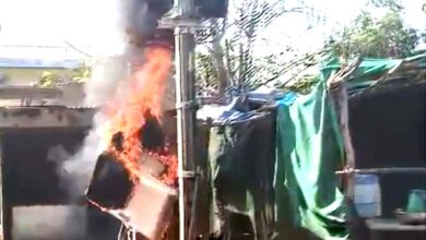 सिवनी के डोरली छतरपुर में ट्रांसफार्मर ब्लास्ट के बाद लगी आग में जलती टायर दुकान