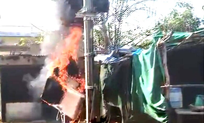 सिवनी के डोरली छतरपुर में ट्रांसफार्मर ब्लास्ट के बाद लगी आग में जलती टायर दुकान