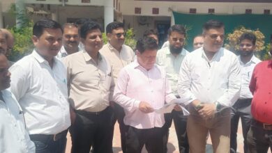 सिवनी मनरेगा वेतन नहीं मिला, कलेक्टर को ज्ञापन सौंपते हुए