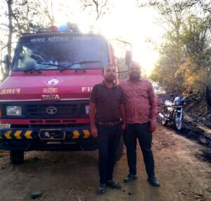 सिवनी आग छपारा क्षेत्र में भीषण आग से कई एकड़ फसल जलकर राख, दमकल की टीम आग बुझाते हुए