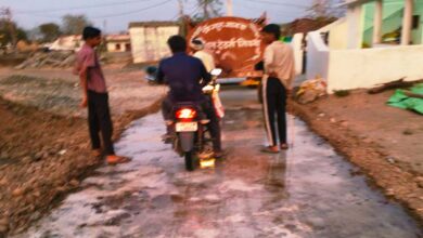 पुसेरा सड़क निर्माण घोटाला - घटिया सड़क निर्माण कार्य का निरीक्षण करते अधिकारी