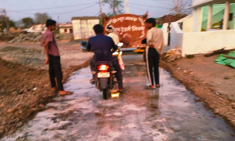 पुसेरा सड़क निर्माण घोटाला - घटिया सड़क निर्माण कार्य का निरीक्षण करते अधिकारी