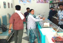 सिवनी में चलित खाद्य प्रयोगशाला द्वारा खाद्य पदार्थों की जांच करते अधिकारी