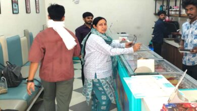 सिवनी में चलित खाद्य प्रयोगशाला द्वारा खाद्य पदार्थों की जांच करते अधिकारी