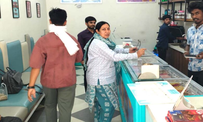 सिवनी में चलित खाद्य प्रयोगशाला द्वारा खाद्य पदार्थों की जांच करते अधिकारी