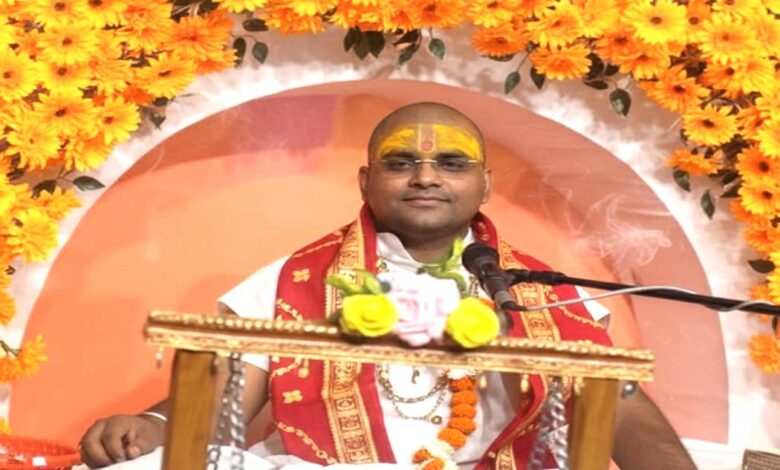 राजश्री पैलेस में श्रीमद्भागवत कथा के दौरान प्रवचन देते पं प्रेमकृष्ण शास्त्री