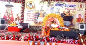 राजश्री पैलेस में श्रीमद्भागवत कथा के दौरान प्रवचन देते पं प्रेमकृष्ण शास्त्री