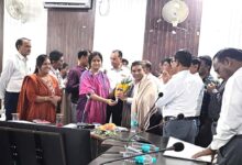 सिवनी कलेक्टर नेहा मीना स्कूल प्राचार्यों को सम्मानित करते हुए