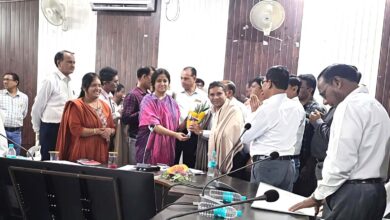 सिवनी कलेक्टर नेहा मीना स्कूल प्राचार्यों को सम्मानित करते हुए