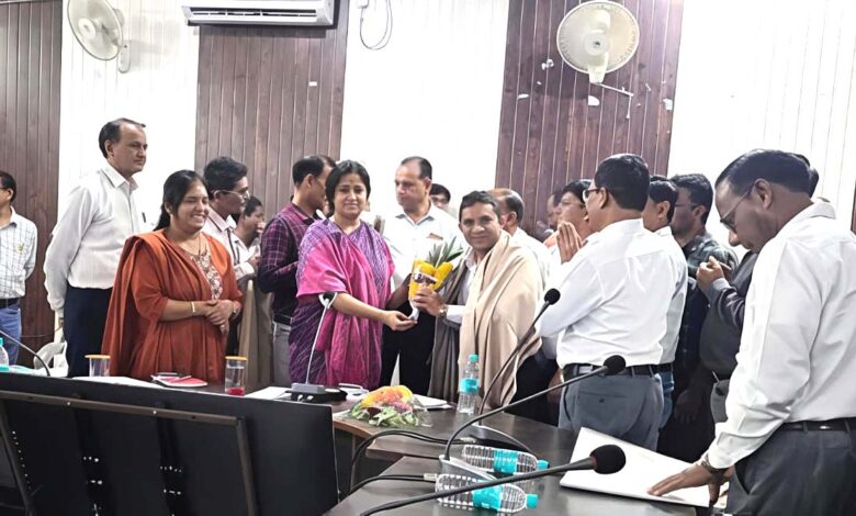 सिवनी कलेक्टर नेहा मीना स्कूल प्राचार्यों को सम्मानित करते हुए