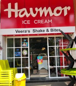 सिवनी में चलित खाद्य प्रयोगशाला द्वारा खाद्य पदार्थों की जांच करते अधिकारी