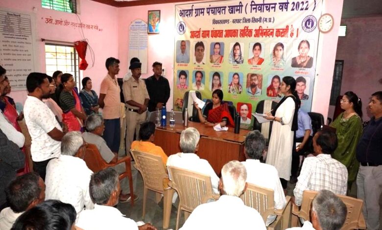 फार्मर रजिस्ट्री शिविर सिवनी - ग्राम खामी में कलेक्टर ने फार्मर रजिस्ट्री शिविर का किया निरीक्षण, किसानों से संवाद