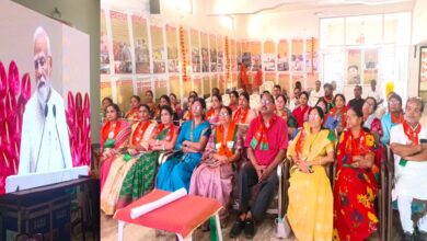 नारी शक्ति वंदन अधिनियम सिवनी -सिवनी भाजपा कार्यालय में कार्यक्रम के दौरान महिलाएं लाइव प्रसारण देखती हुईं