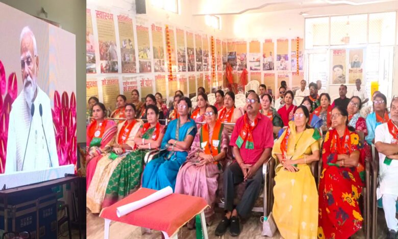 नारी शक्ति वंदन अधिनियम सिवनी -सिवनी भाजपा कार्यालय में कार्यक्रम के दौरान महिलाएं लाइव प्रसारण देखती हुईं