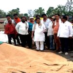 केवलारी विधायक SDM विवाद - विधायक रजनीश हरवंश सिंह SDM से गेहूं खरीदी को लेकर बहस करते हुए