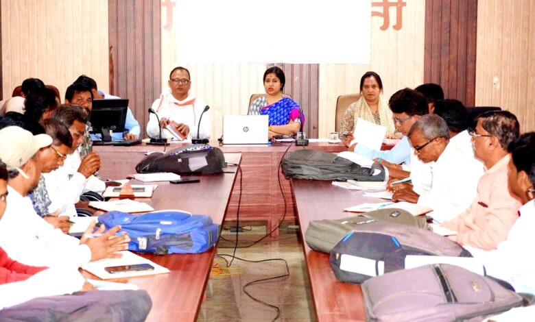 कलेक्टर नेहा मीना सख्त कार्रवाई - घंसौर में समीक्षा बैठक लेते हुए