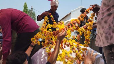 बैल अंतिम यात्रा सिवनी - बिहिरिया गांव में डूंगरिया वाला बैल की अंतिम यात्रा में शामिल लोग