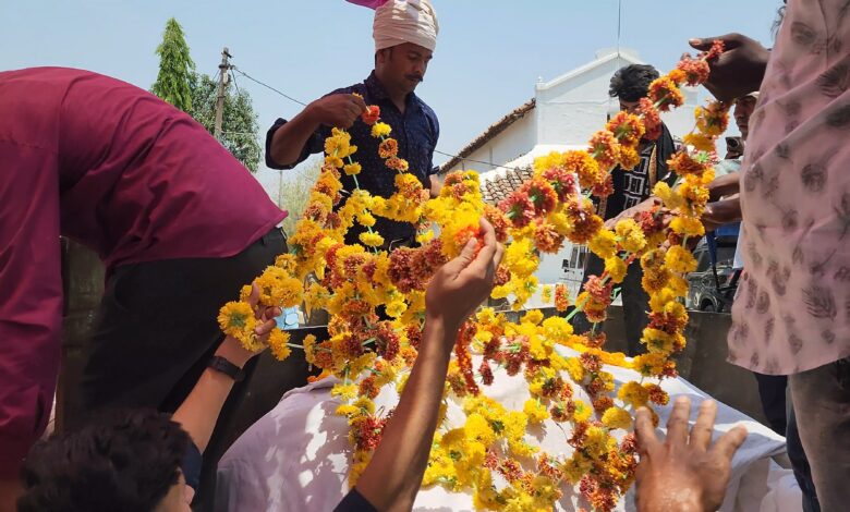 बैल अंतिम यात्रा सिवनी - बिहिरिया गांव में डूंगरिया वाला बैल की अंतिम यात्रा में शामिल लोग