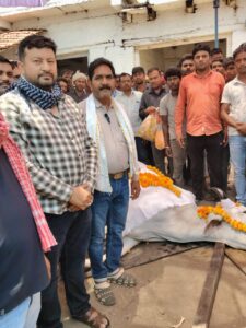 बैल अंतिम यात्रा सिवनी - बिहिरिया गांव में डूंगरिया वाला बैल की अंतिम यात्रा में शामिल लोग