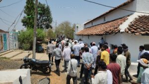 बैल अंतिम यात्रा सिवनी - बिहिरिया गांव में डूंगरिया वाला बैल की अंतिम यात्रा में शामिल लोग