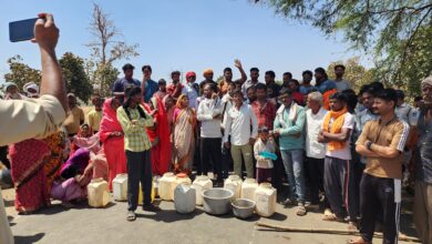अंजनिया पेयजल संकट को लेकर ग्रामीणों का प्रदर्शन (फाइल फोटो)”