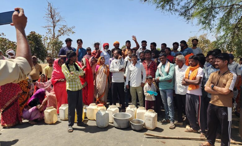 अंजनिया पेयजल संकट को लेकर ग्रामीणों का प्रदर्शन (फाइल फोटो)”
