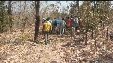 छपारा के मुंडरई गांव में महुआ की रखवाली करने गई 56 वर्षीय महिला का जंगल में लहुलुहान शव मिला। पुलिस और एफएसएल टीम हत्या, हादसा या जानवर के हमले के एंगल से जांच में जुटी।