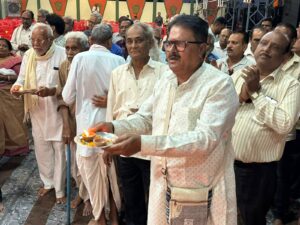 भागवत कथा में श्रद्धालु भक्ति भाव से कथा सुनते हुए