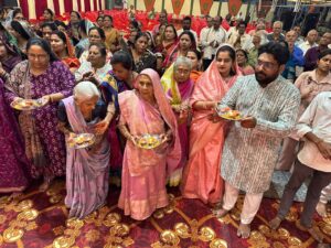 भागवत कथा में श्रद्धालु भक्ति भाव से कथा सुनते हुए